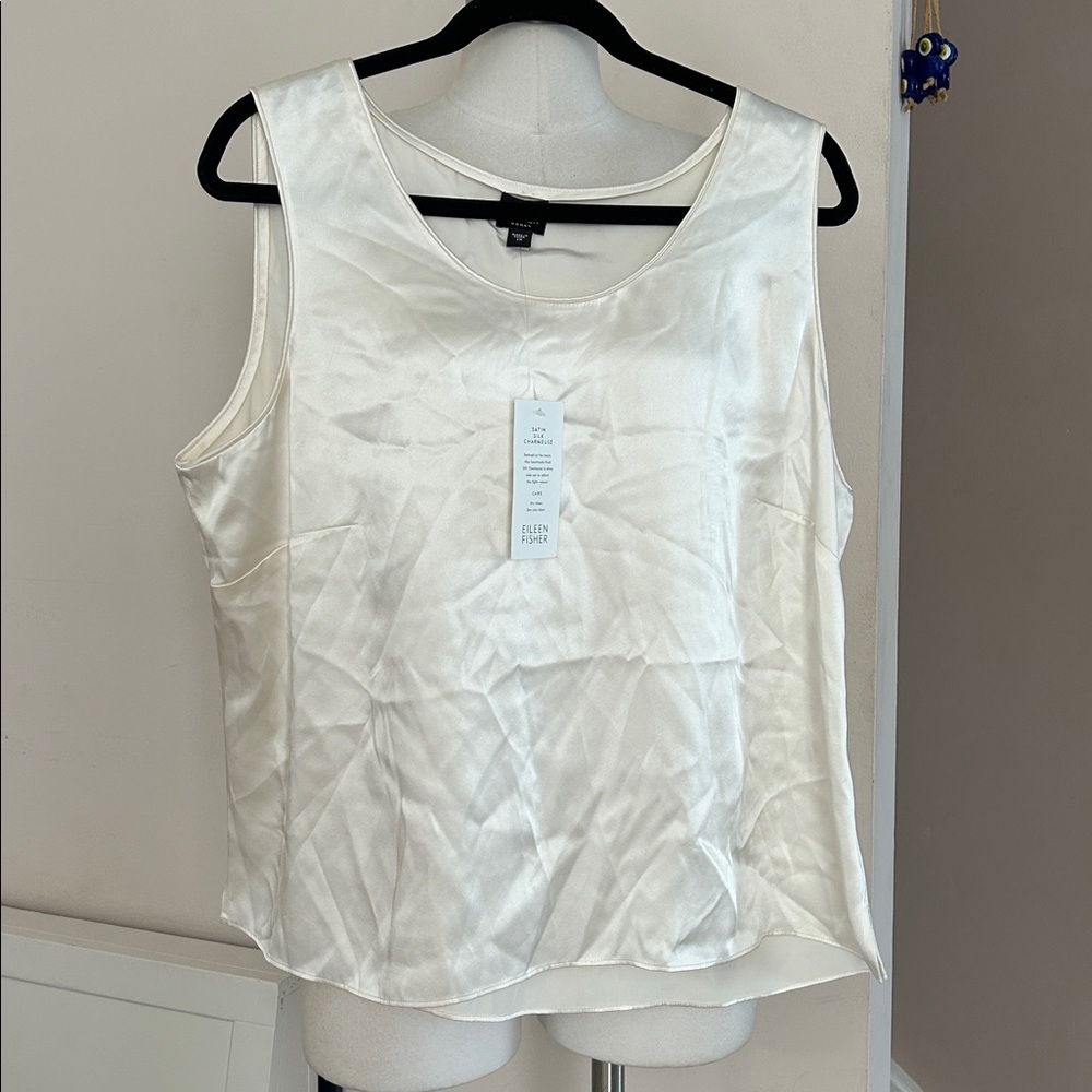 1X Eileen Fisher Rounded-V Sheer Shell with Piping blouse made of a silk fabric.